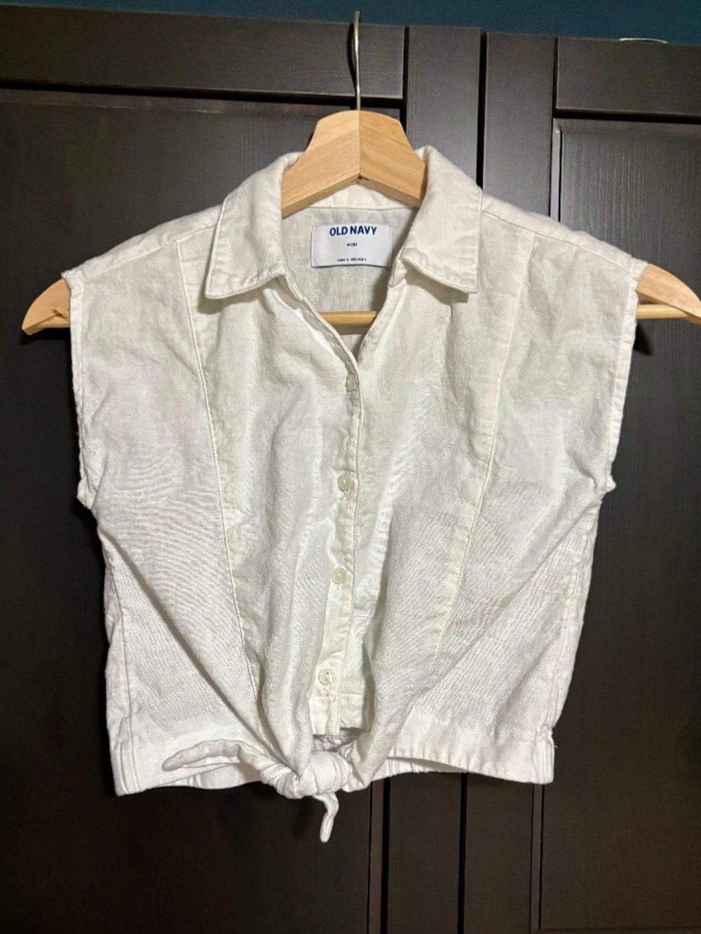 Old Navy girls' sleeveless white button-down top with a tie-front hem. Size (8)